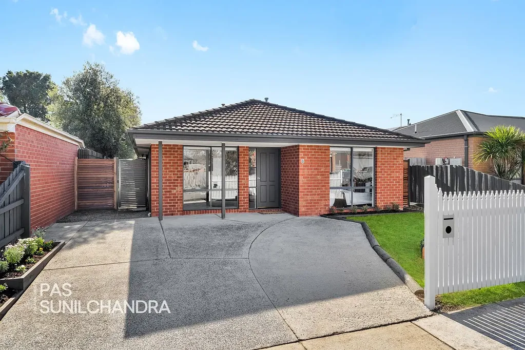 Cranbourne West 3房 精美翻新家园 宽敞三卧主卧套 全新厨房Caesarstone 宽敞低维护后院 370平米占地 靠近学校购物中心 公交便利 Freshly Renovated Family Home With Exciting Future Potential — Featuring a Backyard You’ll Love