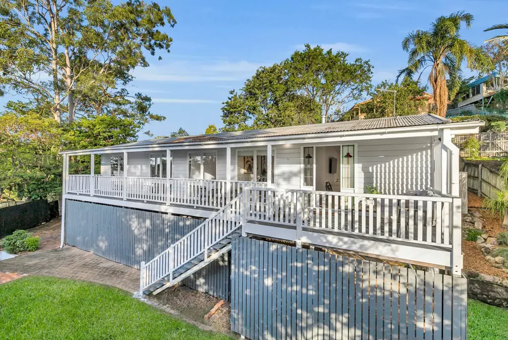 Bellbowrie 4Zimmer Beautifully Renovated Family Home with City Views on a Generous 1,075m²