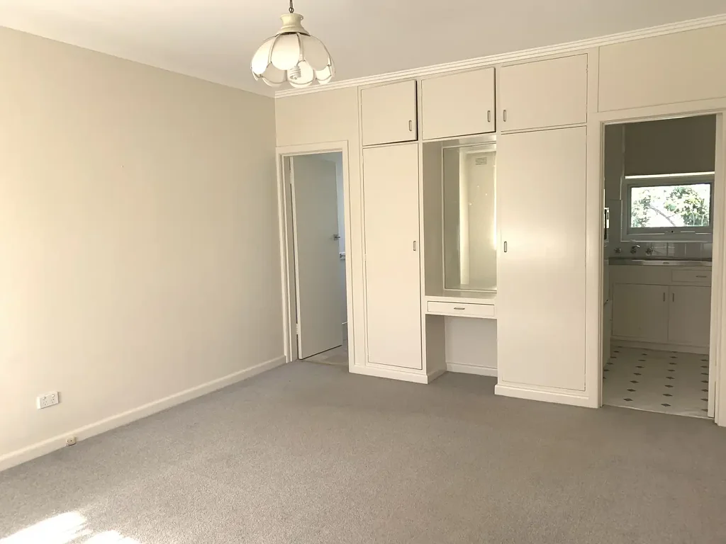 Tranquil Studio Apartment - TRAM AT YOUR DOOR & 5 MIN WALK TO STATION