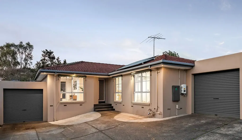 Doncaster East 3部屋 Light-Filled Renovated Gem in the Heart of Doncaster East