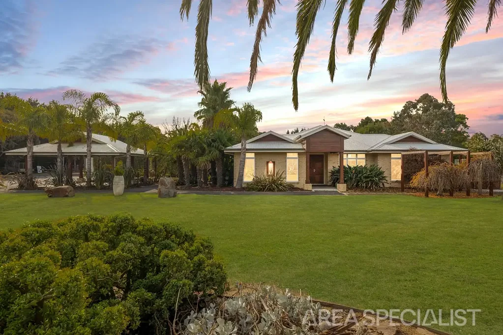 Mornington 5कमरा The Brief: Versatile Dual Living on 2.03 Acres