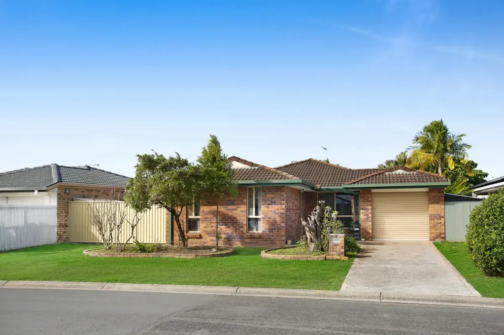 Burleigh Waters 3침실 An Exciting Entry-Level Opportunity in Burleigh Waters