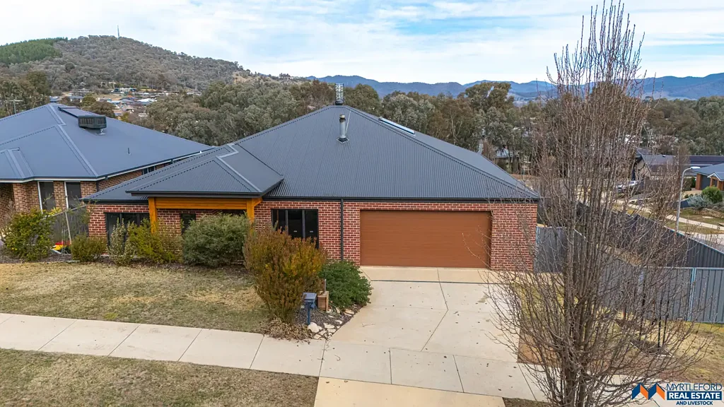 Myrtleford 4 Bedroom 4 Bedroom Home with a view