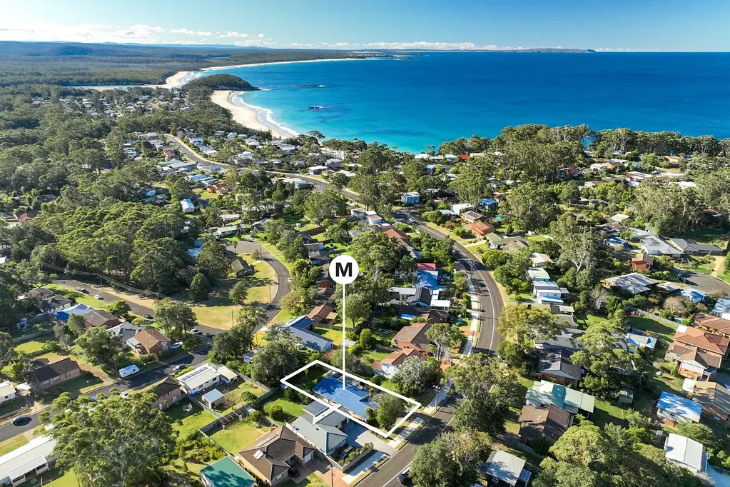 Narrawallee 4 Bedroom Private, Leafy Outlook – Entertainer's Dream Home