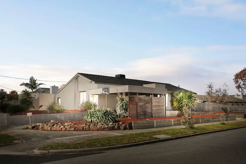 Frankston 4 Bedroom Big and bright - family living with space and seclusion