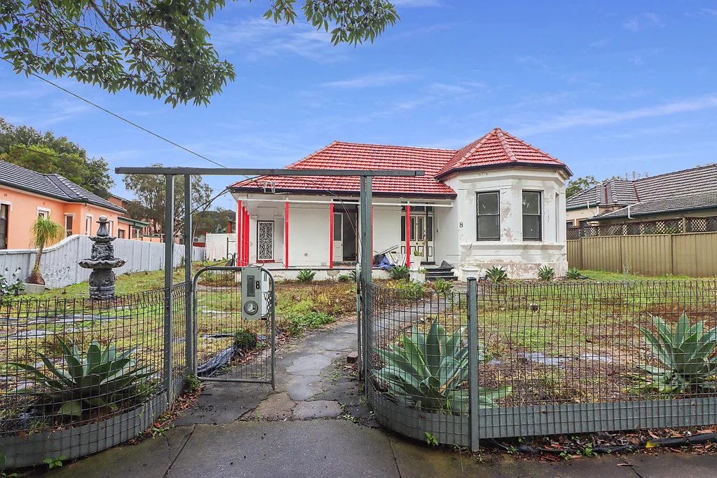 HUGE RENOVATED HOUSE - 7 BEDROOMS 4 BATHROOMS, 2 CAR GARAGE