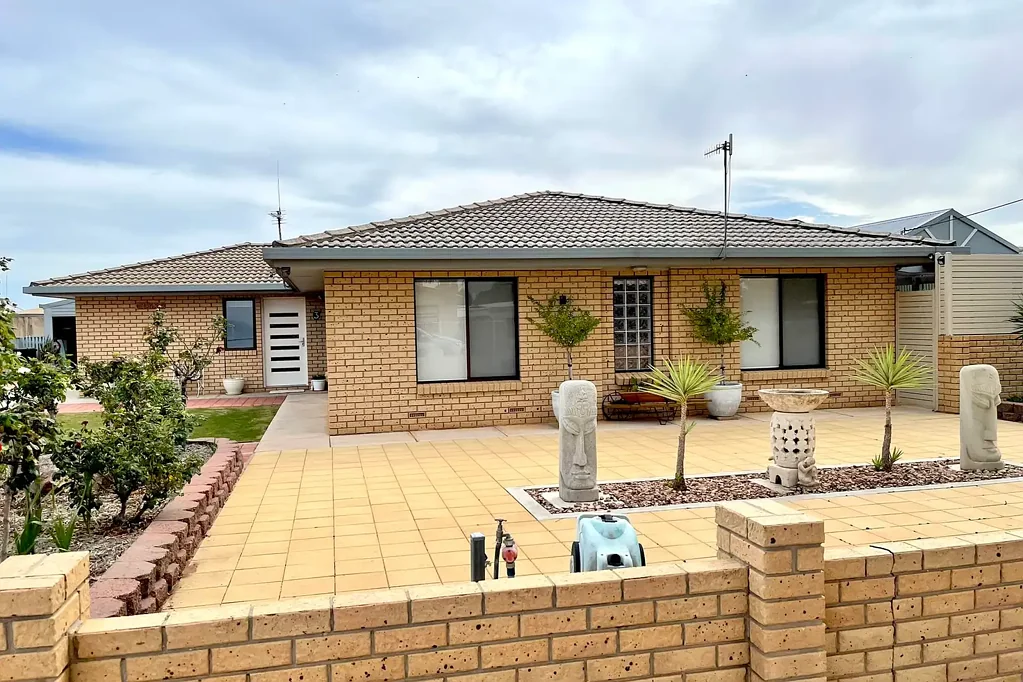 Ceduna 5 Bedroom Spacious Family Living in Prime Ceduna Location with Guest Retreat & Entertainer's Delight