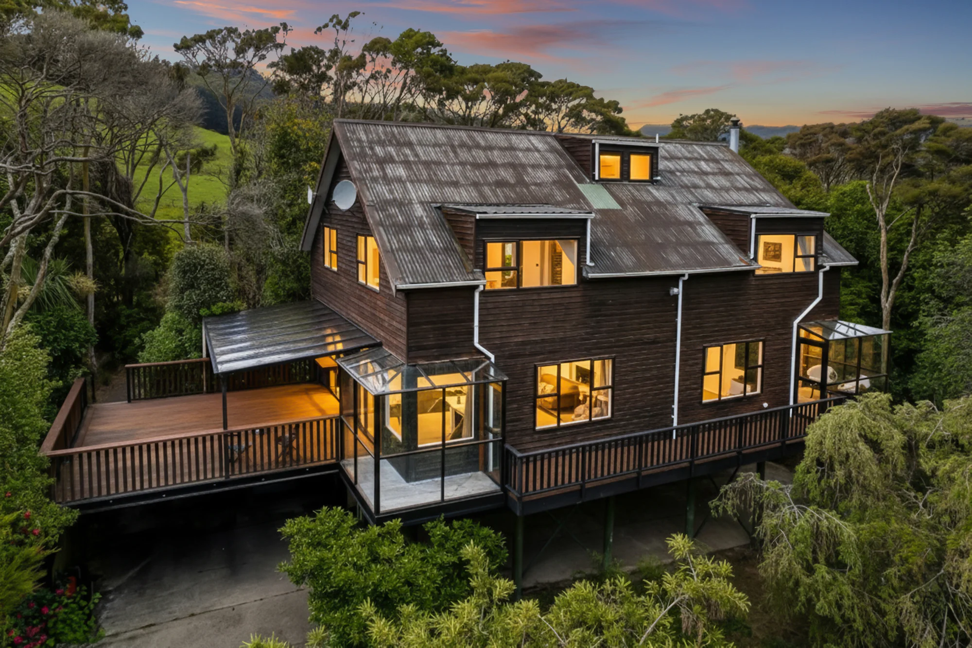 Waitati 5房  Sunny 4-Bedroom Treetop Home - Still Available!