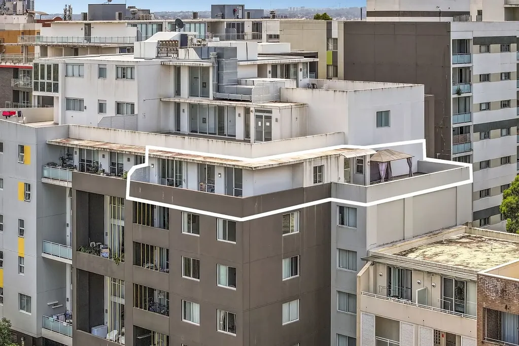 Strathfield 3房 五楼瞰景天际 现代设计宽敞 东向采光充足 私人露台娱乐 高端钢制电器 三卧带衣柜 主卧套间视野 地下双车位 安全可视对讲 步行便捷生活 Elevated north-east penthouse style apartment with two terraces & lush district views