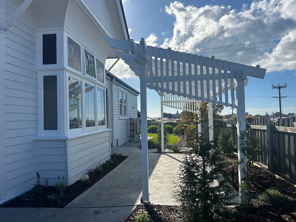 Beautifully renovated 2 bathroom/2 Bedroom Property
