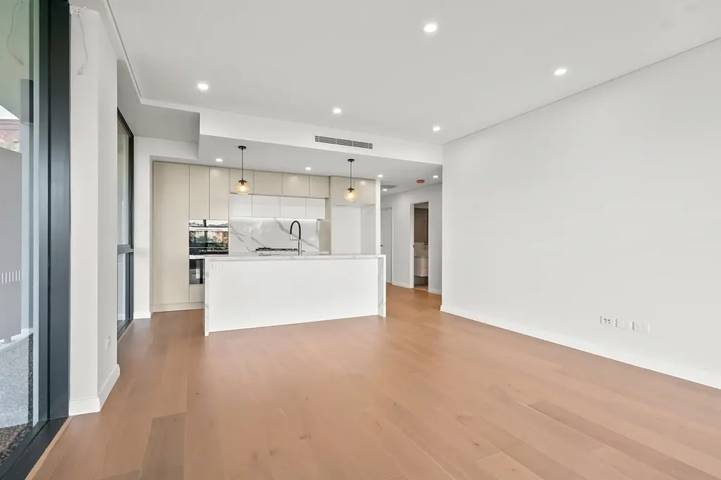 Luxury Two Bedroom Apartment Overlooking Cooper Park With Parking!