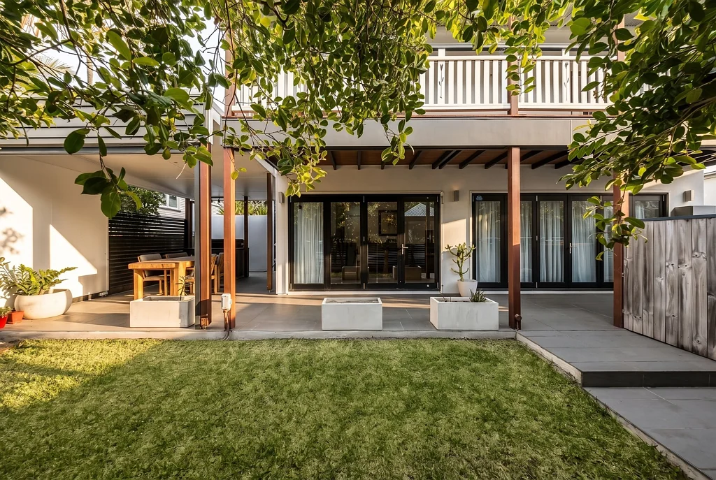 Hawthorne 3कमरा Rare Freehold Townhome in the Heart of Hawthorne