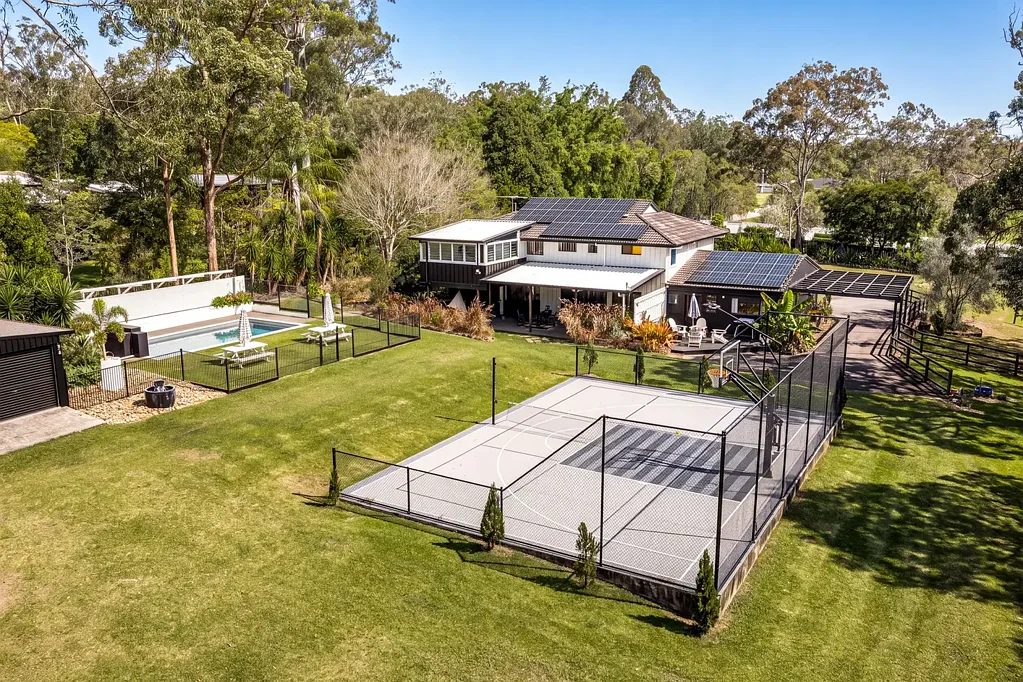 Chandler 5房 度假村式庄园居所，融合时尚奢华与兼收并蓄的魅力 Resort-Style Acreage Sanctuary Fusing Sleek Luxury with Eclectic Charm