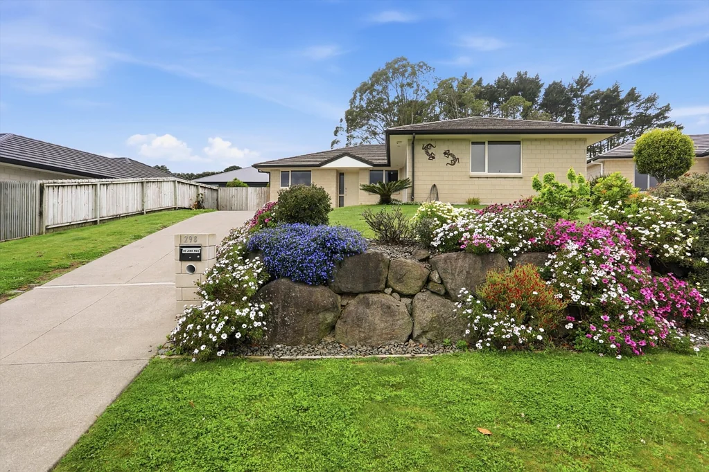Welcome Bay 3 Bedroom Brick, Blooms and Beautiful Living