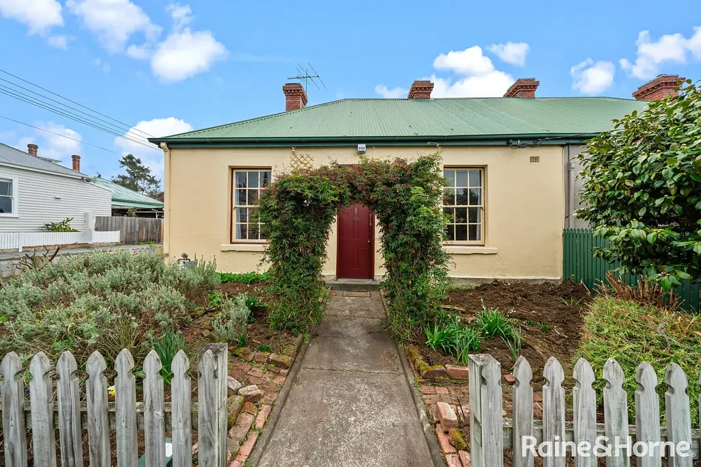 Sandy Bay 4 Bedroom Charming Cottage in Prestigious Sandy Bay