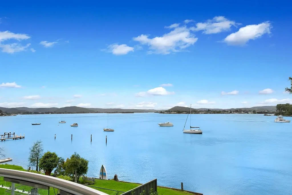 Blackwall 4 Bedroom Living the Dream - Rare North-Facing Waterfront