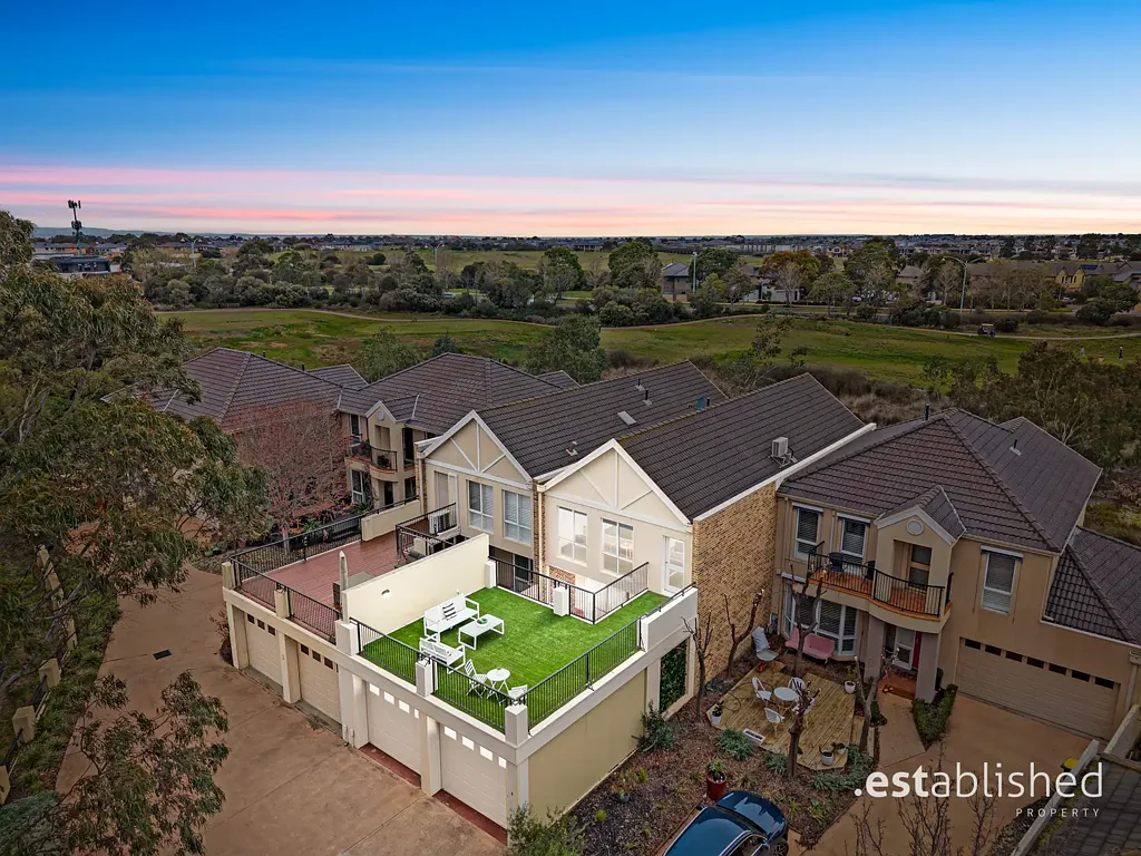 2/32 Sandlewood Lane, Point Cook, VIC 3030