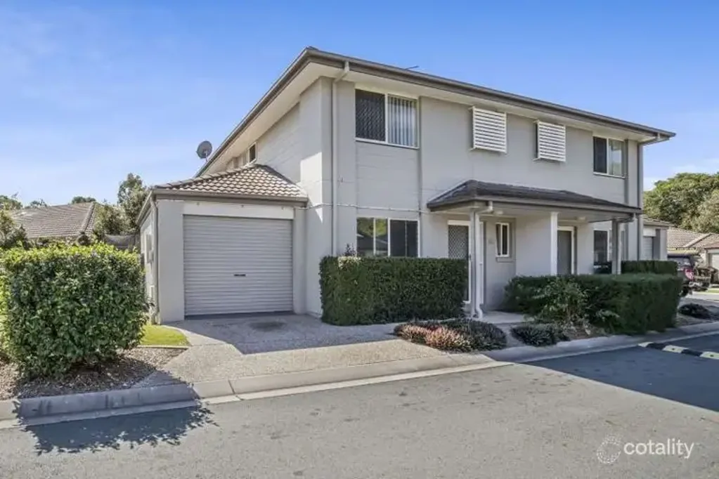 Modern Air-Conditioned Townhouse | Quiet Complex | Walk to Shops & Train – OPEN HOME FRIDAY 10/07/2026 4-5PM