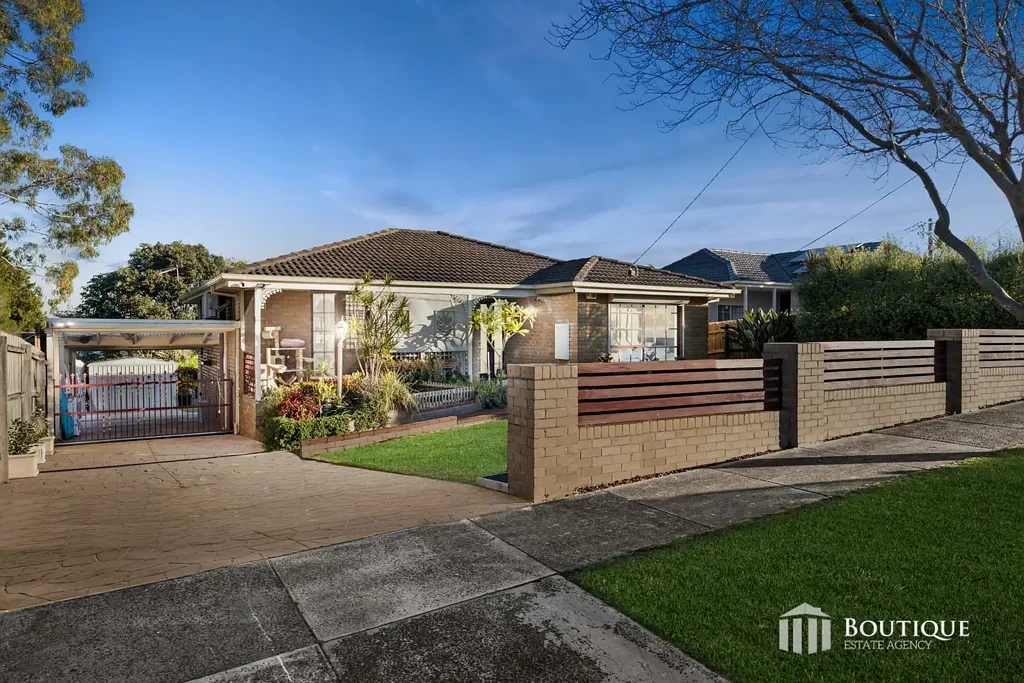 Dandenong North 3બેડરૂમ Updated Family Home with Expansive Parking
