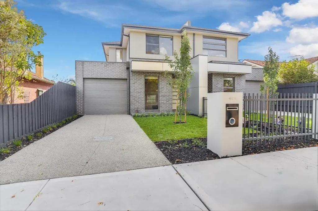 FAMILY-SIZED TOWNHOUSE IN THE BRIGHTON SECONDARY COLLEGE SCHOOL ZONE