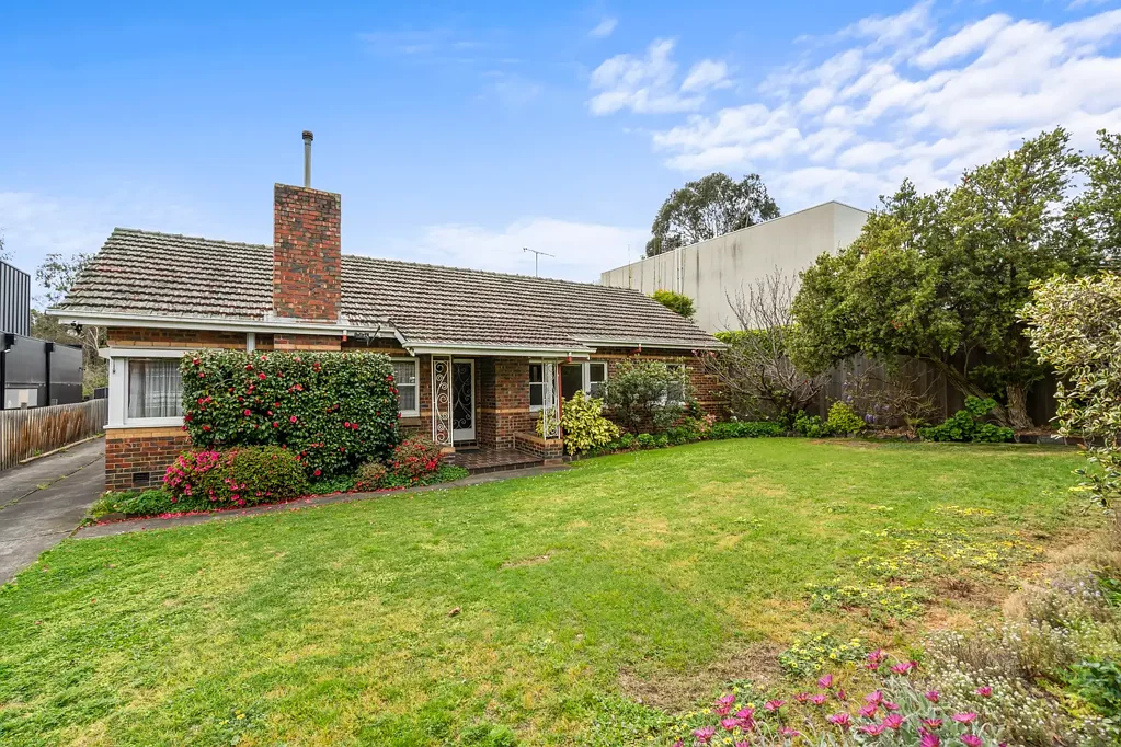 Comfortable Living in a Quiet Glen Iris Street