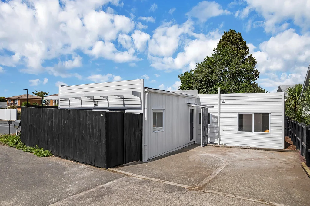 Mount Albert 3ห้องนอน Freestanding & Fully Renovated !!