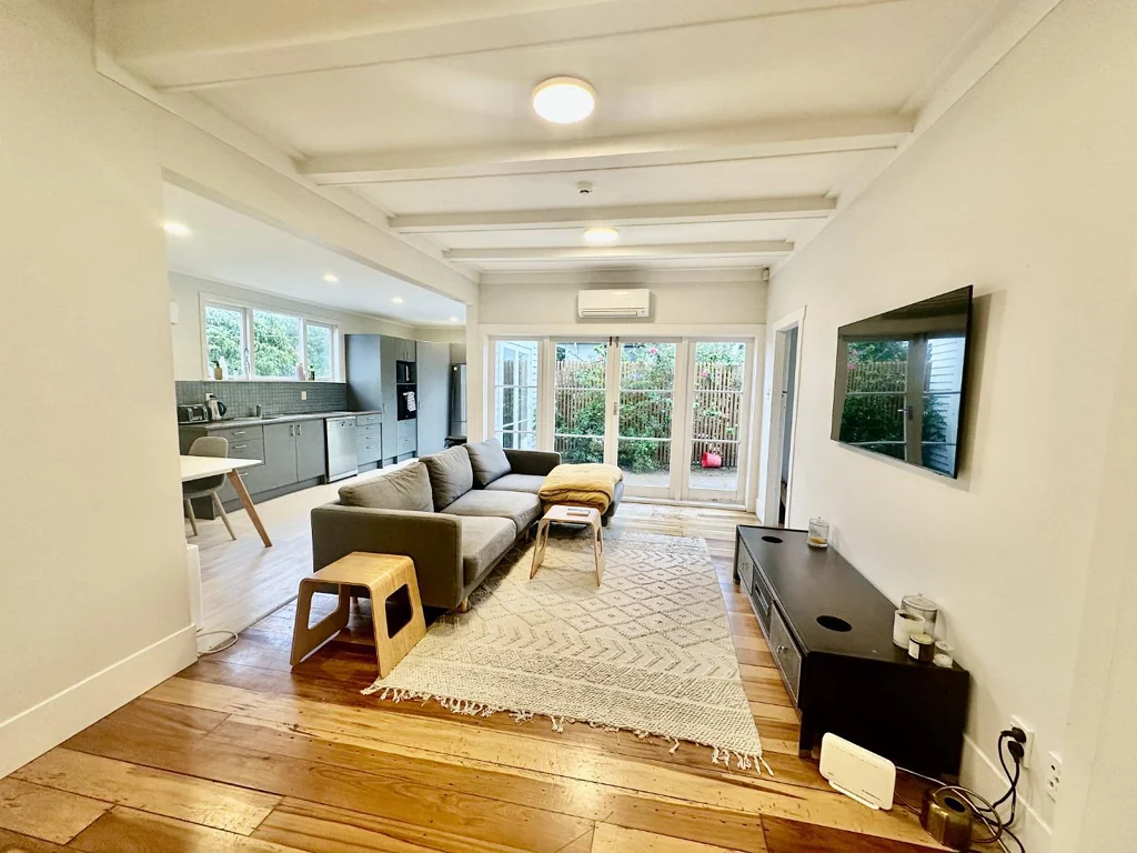 Sunny spacious bungalow in Westmere