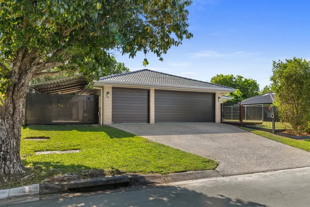 Caloundra West 5房  Renovated 5-Bedroom Family Home with Exceptional Vehicle Accommodation