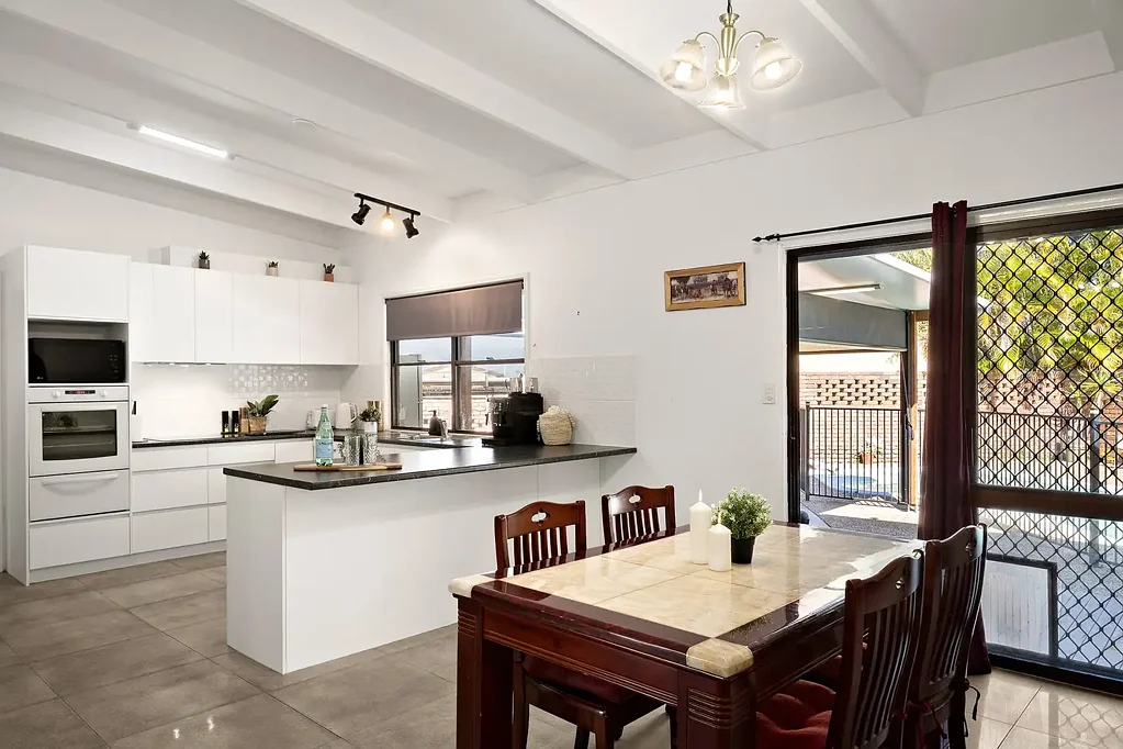 Underwood 4Zimmer Spacious Family Living with Multiple Ensuites on an Expansive 811sqm Block!