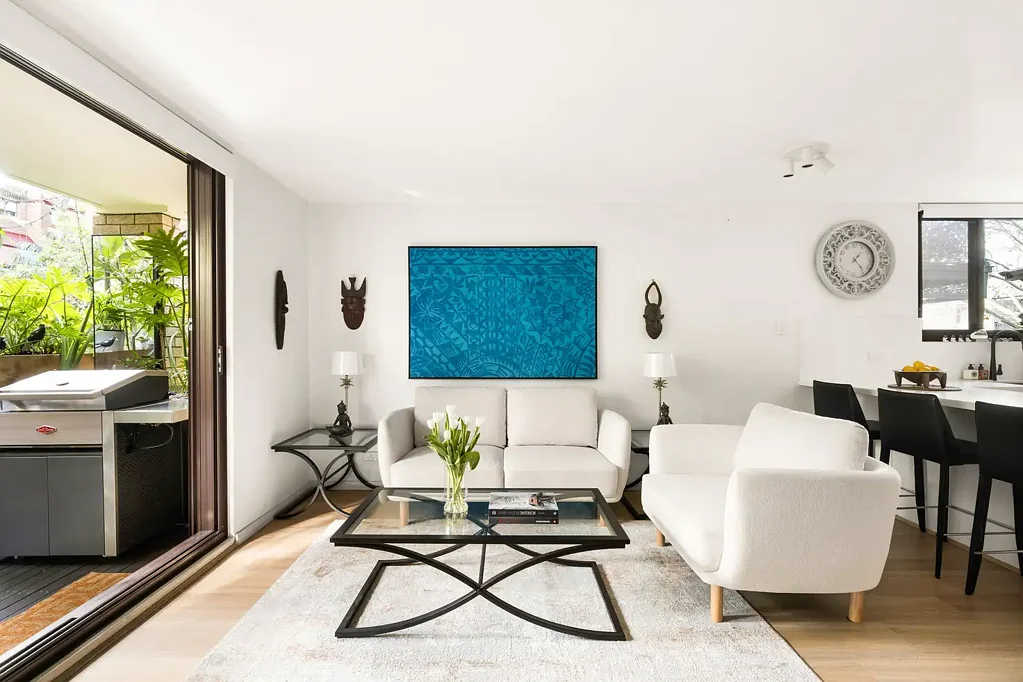 Potts Point 2房 巴黎区转角公寓 全新翻新 高处庭院景观 带锁储物区 加热泳池 Sophisticated urban sanctuary in sought-after resort complex