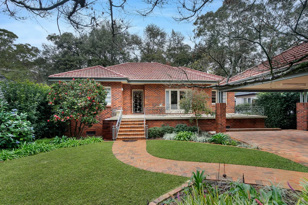 Wahroonga 5 Slaapkamer Full brick and spacious, future potential in a prime locale