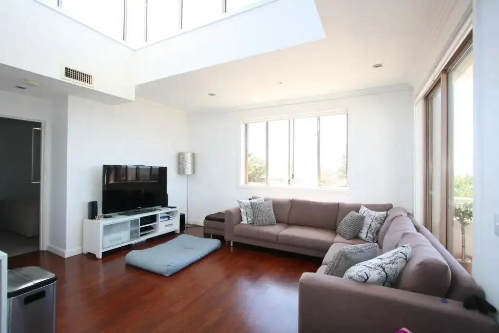 SPACIOUS LUXURY APARTMENT!