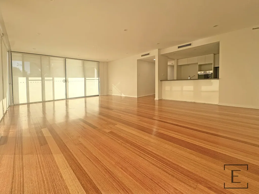 Spacious Waterfront Apartment with Light-Filled Interiors and Exceptional Layout