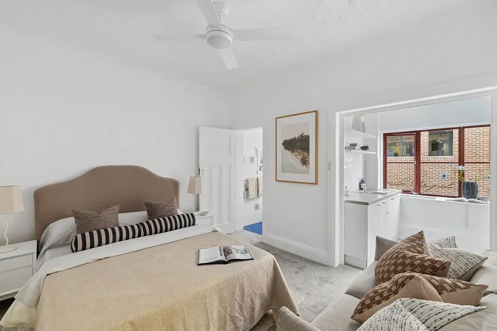 Potts Point Affordable Art Deco studio in area's village heart