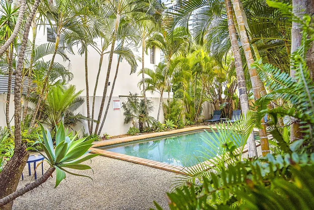 One Bedroom Unit - Beachside Broadbeach just  Steps from Sand & Surf