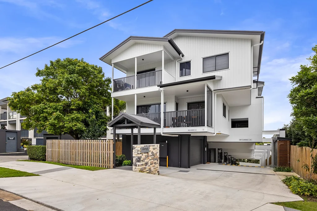 Ashgrove 3房 现代设计住宅 优质学区范围 开放式主起居区 现代厨房配置 无缝室内外连接 高级舒适体验 步行至Ashgrove Marketplace 亲近绿色空间 市区通勤便利 An Exclusive, Contemporary Townhome in the Heart of Leafy Ashgrove