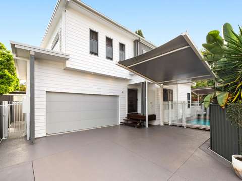 Currumbin Waters 4 Bedroom Exceptional Location, Effortless Coastal Living!