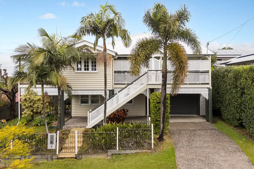 Bulimba 4બેડરૂમ Timeless Queenslander Charm in Blue-Chip Bulimba
