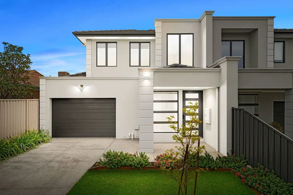 Mulgrave 4房 宽敞四居室 联排别墅之王 多重生活区 精致装修 室内外衔接 宽敞卧室 主卧衣帽间 步入式石材台面 Bosch电器 高天花板 休闲办公区 Coroma水龙头 太阳能热水 Wi-Fi支持 双区空调 双卷帘门 集料车道 高能效 优质学区 步行商圈 交通便利 Contemporary Elegance and Family Functionality in Prime Mulgrave