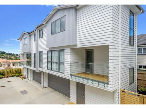 Mount Roskill 3 Bedroom OWNER IS HIGHLY MOTIVATED - LUCKY LAST LEFT