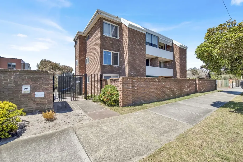 Seaford 2房 海景隐私融合 翻新住宅 直接海滩入口 宽敞客厅 私人阳台 主卧步入式衣柜 现代豪华设施 博世电器 独立卫生间 安全停车场 广阔草坪区 步行至咖啡馆 Direct Beach Access! No common walls
