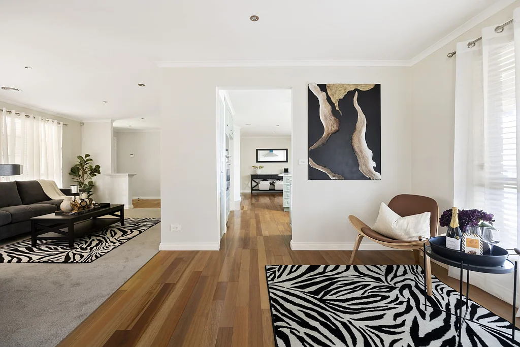 Hillside 3房 宽敞地块 两个生活区 开阔后院 抛光木地板 流畅布局 开放式厨房 户外娱乐区 主卧套间 成熟花园 家庭便利 Family Living with Warmth, Space and Possibility