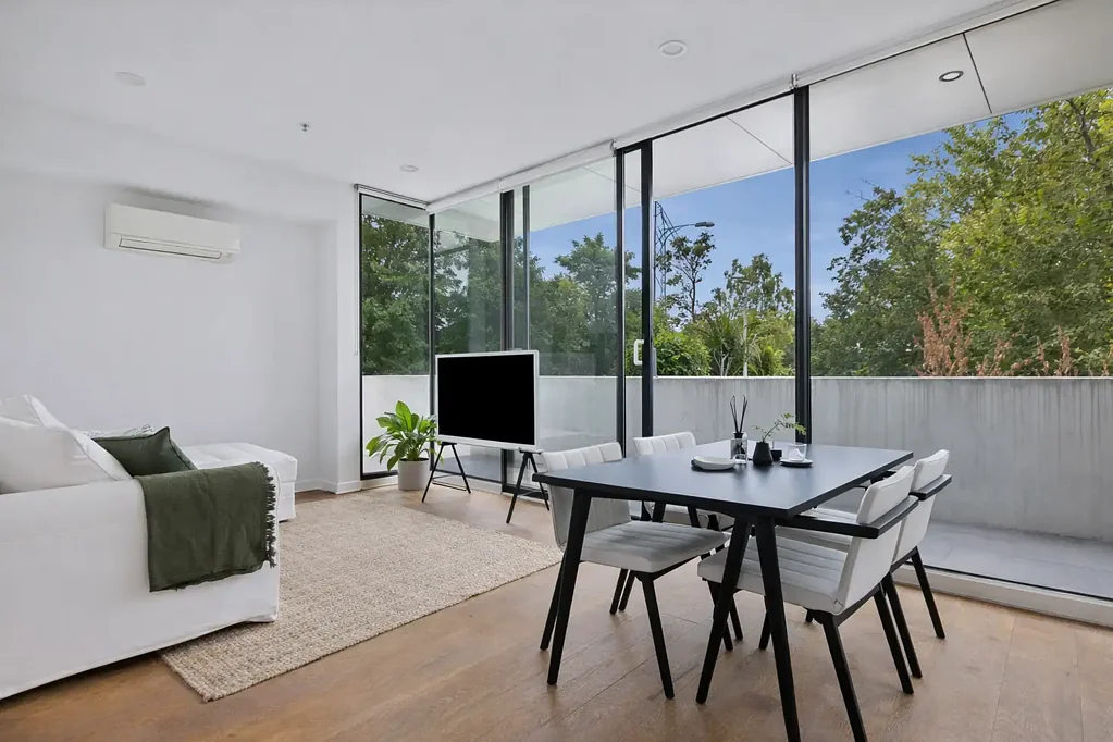Camberwell 2房 2012年精品公寓 58平米精设计 低维护生活 街道绿树成荫 自然光充沛 开放式起居 私人阳台 优质装修 现代厨房 学区房便利 交通无缝连接 Contemporary Comfort in the Heart of Camberwell