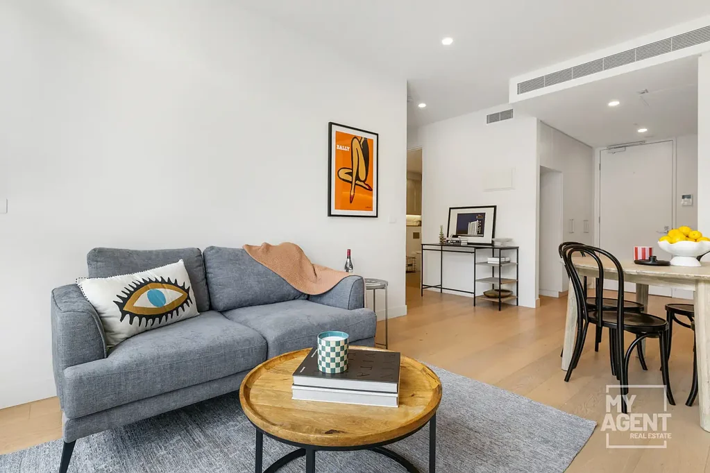 Brunswick East 1ਬੈੱਡਰੂਮ *** WATCH THE VIDEO TOUR HOSTED BY MATTHEW GILBEE 0402 928 466*** With a European lifestyle feeling come see East Brunswick Village - EBV