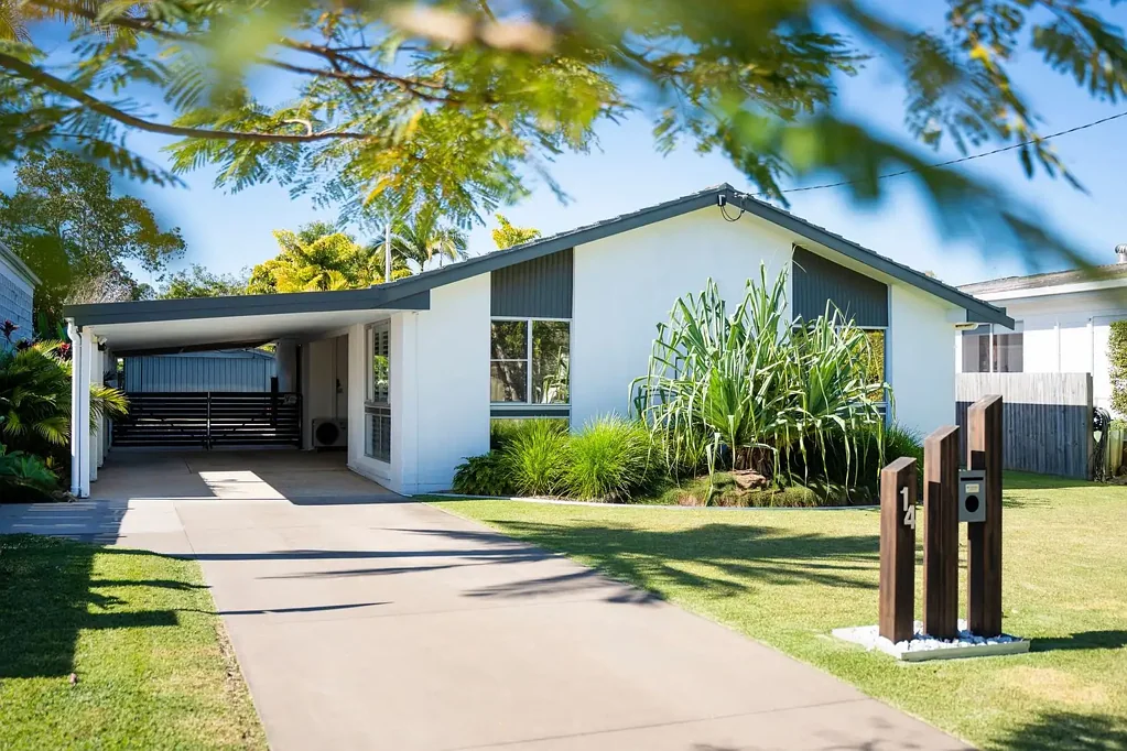 Tewantin 3房  FULLY RENOVATED LOW MAINTENANCE LIVING WALK TO TOWN