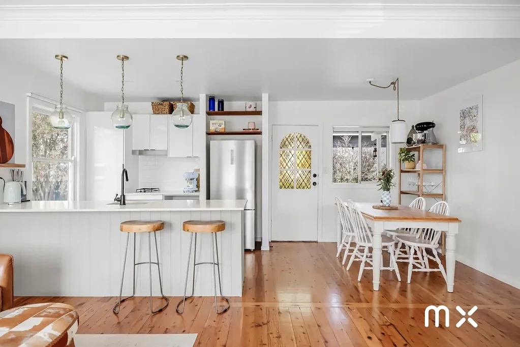 Figtree 3房 花园环绕农舍 优雅阳台 开放式空间 现代厨房 树景卧室 奢华浴室 围栏庭院 鸡舍单车库 学校近便 咖啡馆近 Wollongong近 Sun Kissed