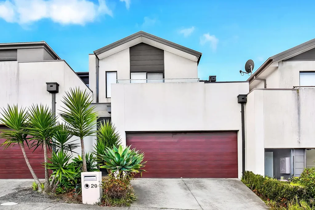 Modern Lifestyle Living Walking Distance to Lake & Parklands And All Uni Hill Has To Offer