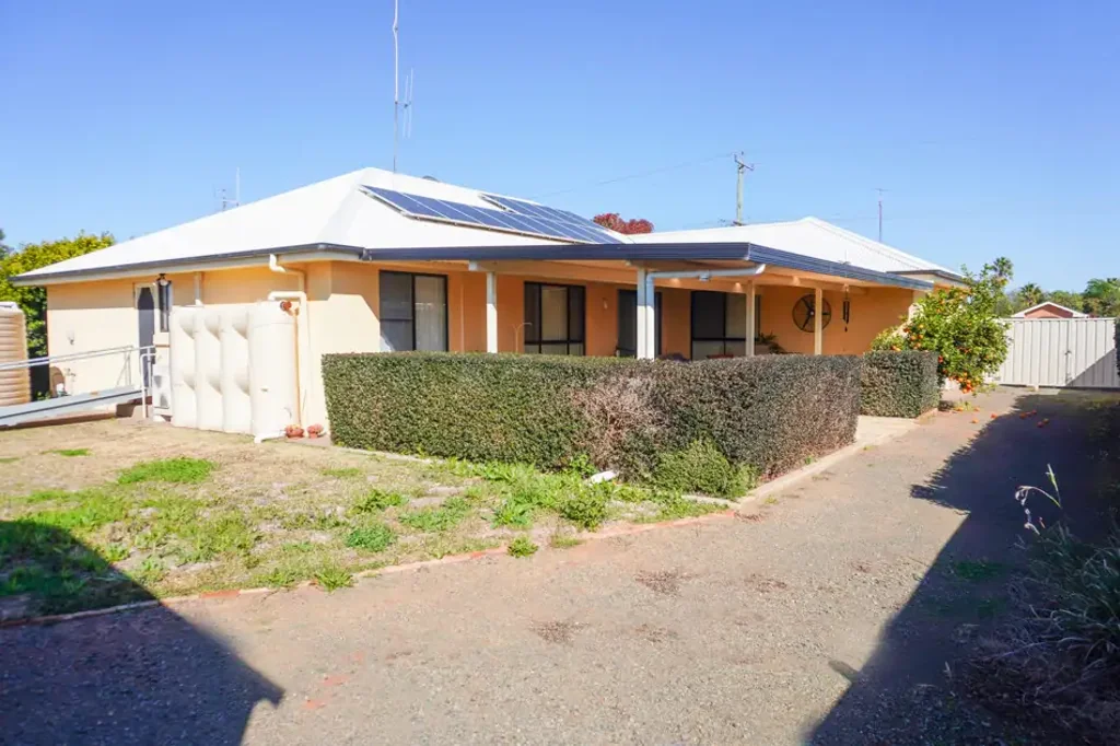 Nyngan 4房  Feature-Packed Property in a Quiet Location