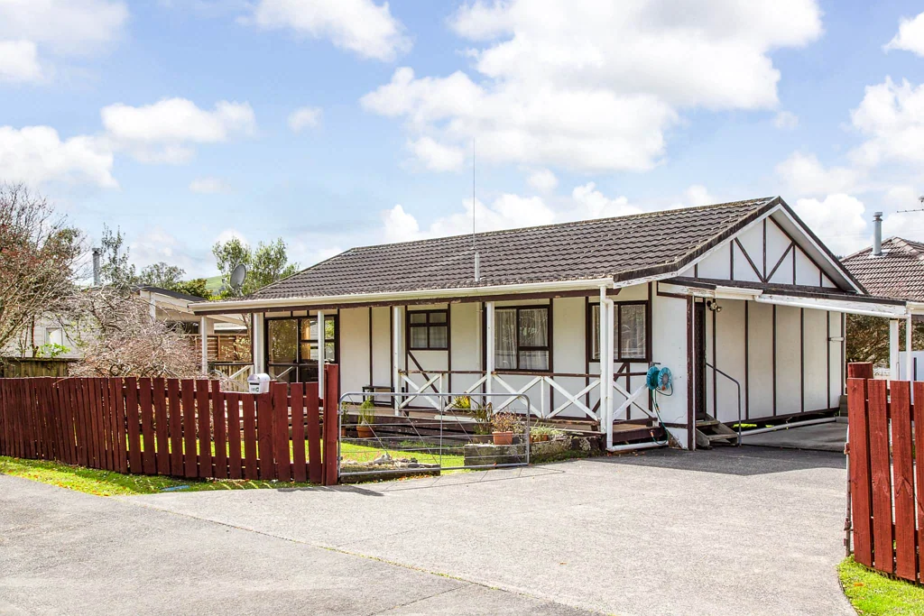 Helensville 3બેડરૂમ A Neat Little Do-Up