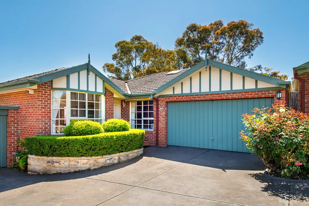 Blackburn 3房 绿植盎然户外空间 光线充足凸窗 优质电器石材厨房 新地板加热套间 升级地毯管道供暖 双遥控车库 靠近Blackburn Station Village 学校购物中心 Serene private living with unforgettable garden entertaining!